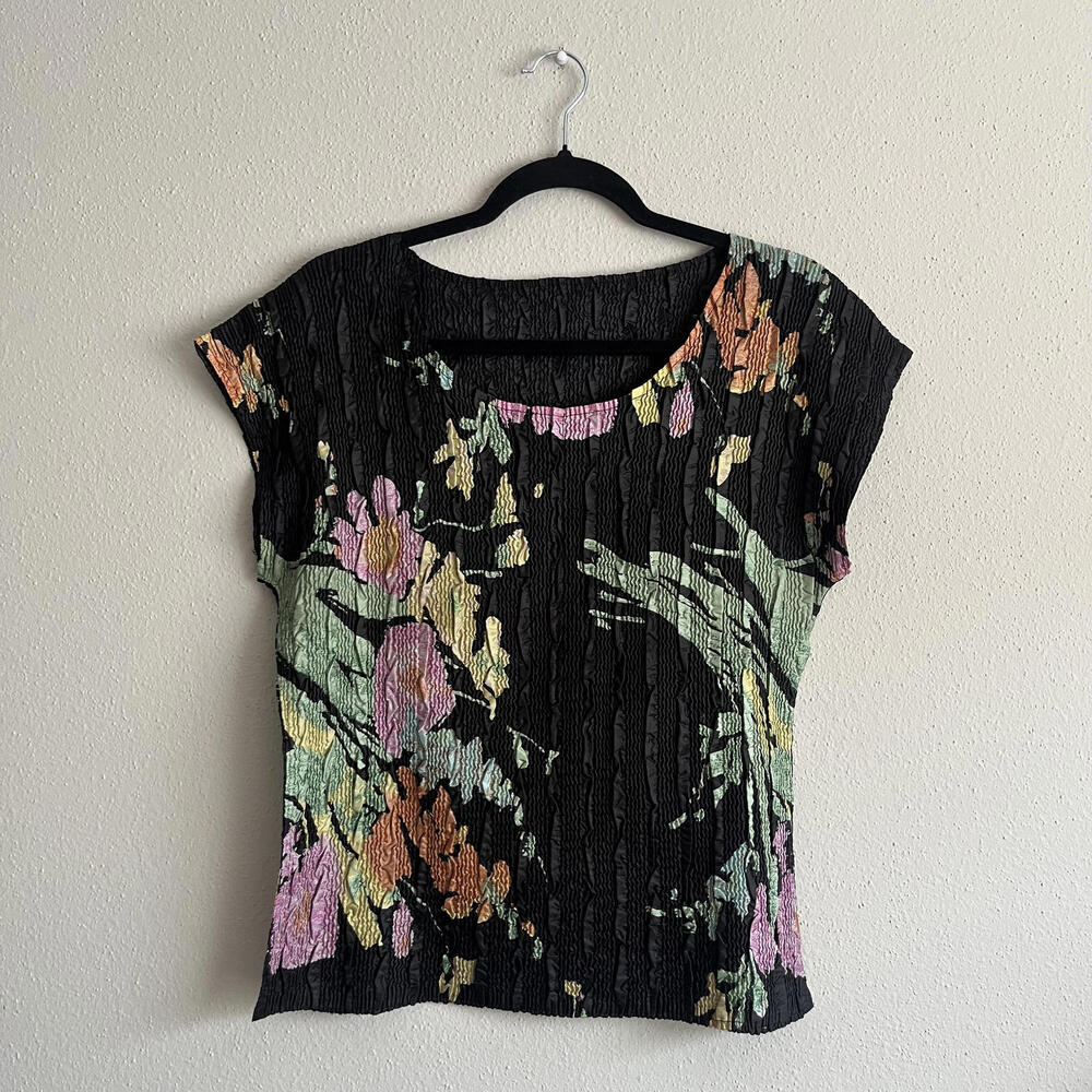 Vintage Women's Crinkle Top Size M/L Black Floral Boho Tropical Y2K
